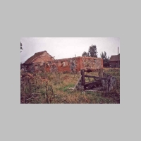 043-1032 Zerfallene Bauten auf dem Hof Nr. 103 Willi Stattaus im Jahre 1992.jpg